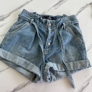 Hollister denim shorts with tie at the waist to make them adjustable